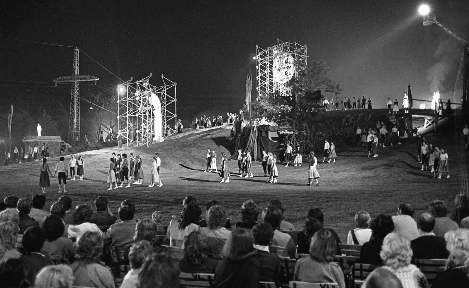 Hungary, Budapest XIV., Királydomb. Szörényi Levente - Bródy János: István, a király című rockopera bemutatója és filmfelvétele 1983. augusztus 18-án, rendező Koltai Gábor., 1983, Urbán Tamás, cross, Budapest, premiere, rock opera, Fortepan #125572