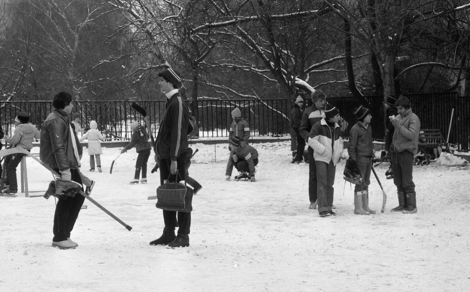 Hungary, Budapest XI., Bogdánfy utca 5/b, Bogdánfy Ödön Általános Iskola (később Kürt Alapítványi Gimnázium) udvara., 1984, Urbán Tamás, Budapest, Fortepan #125595