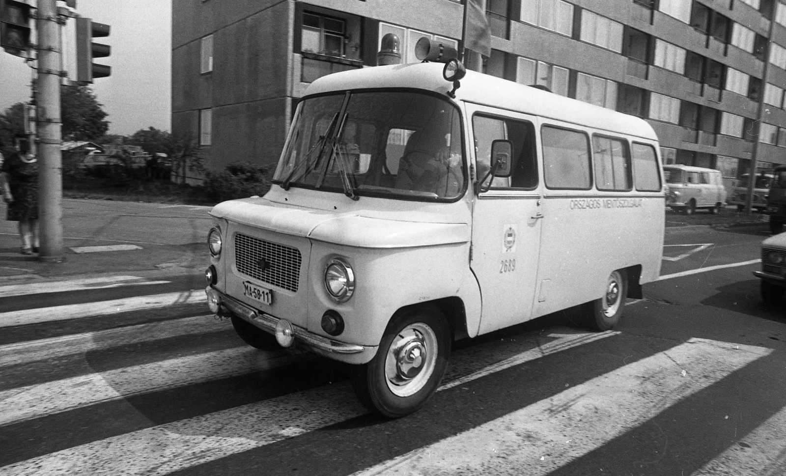 Hungary, Budapest XIV., Örs vezér tere, balra a Nagy Lajos király útja., 1986, Urbán Tamás, Nysa-brand, ambulance, number plate, Budapest, National Ambulance Service, crosswalk, Fortepan #125601
