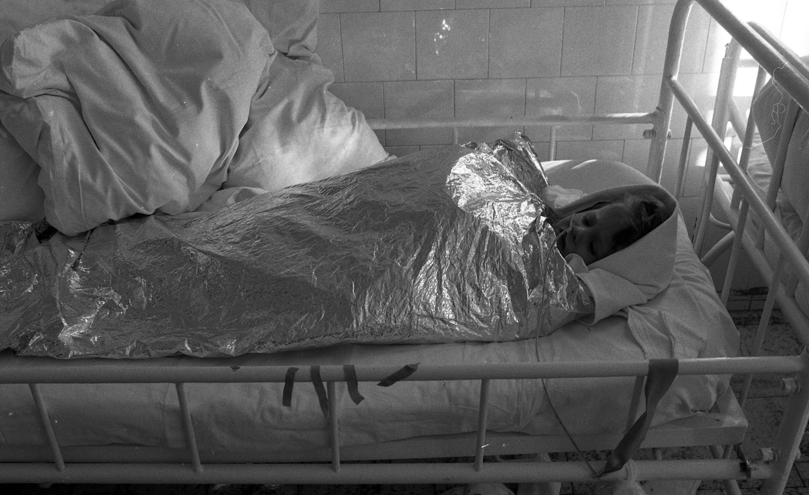 Magyarország, 1983, Urbán Tamás, gyermek, gyógyintézmény, gyerek, termikus takaró, Fortepan #125610