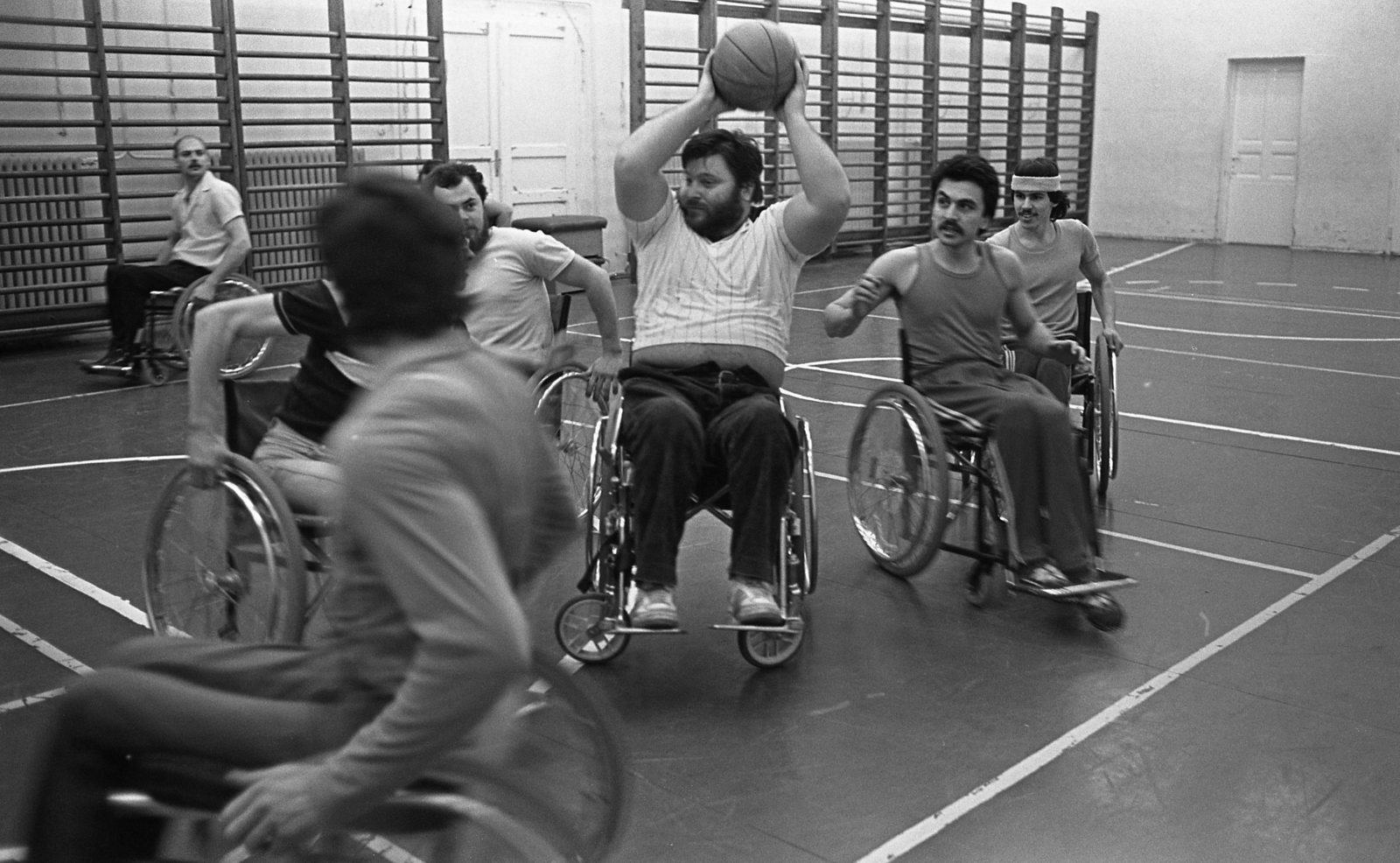 Magyarország, 1985, Urbán Tamás, kerekesszék, bordásfal, kosárlabda, parasport, Fortepan #125639