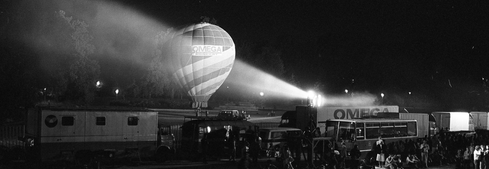 Hungary, Budapest XIV., Műjégpálya, Omega koncert előkészületei., 1984, Urbán Tamás, bus, Ikarus-brand, hot air balloon, Budapest, Fortepan #125707