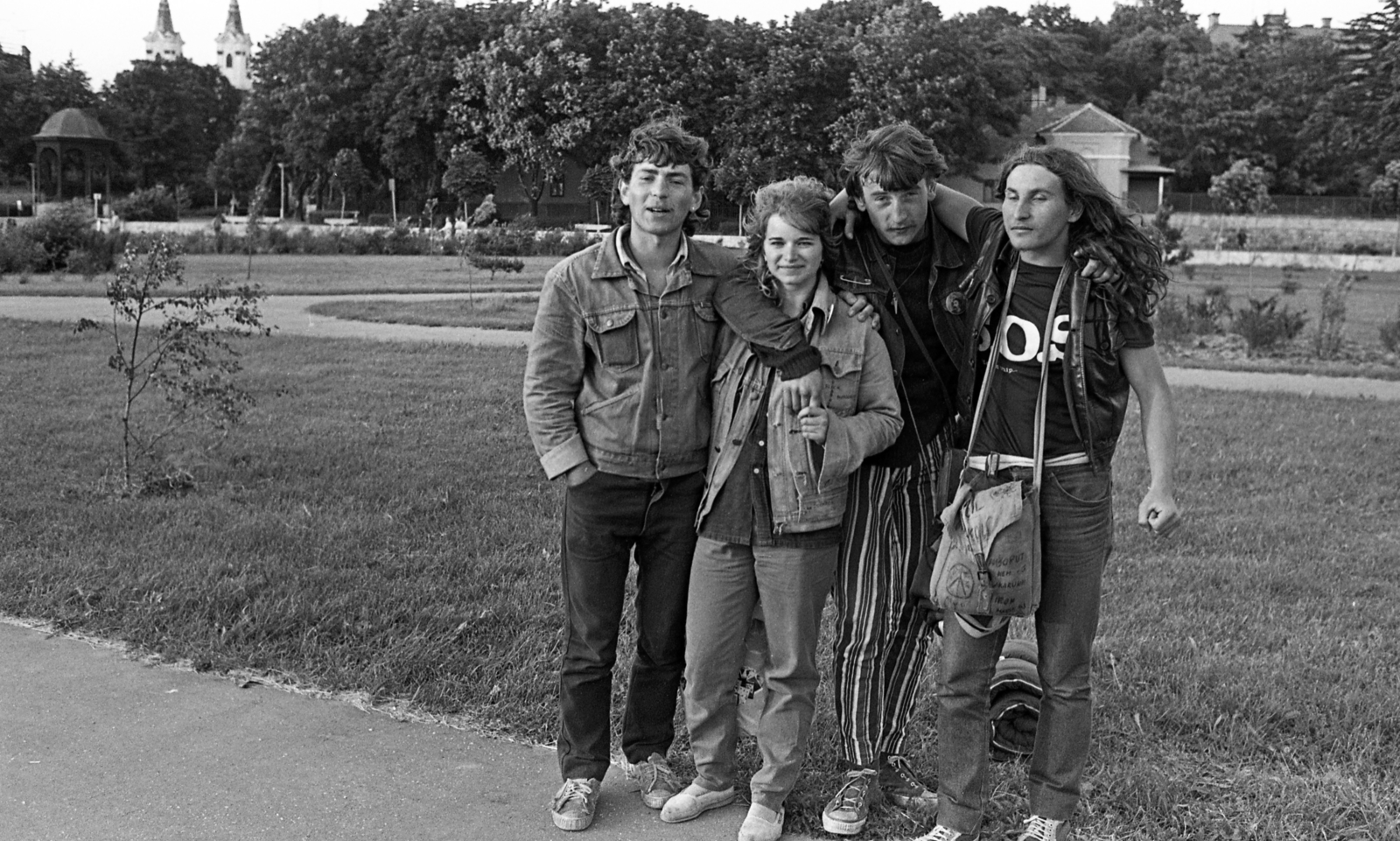 Hungary, Vác, József Attila sétány, balra a háttérben a Piarista templom. A felvétel a P. Mobil együttes vízi turnéja idején a Duna-parton készült., 1985, Urbán Tamás, long-haired, Fortepan #125718