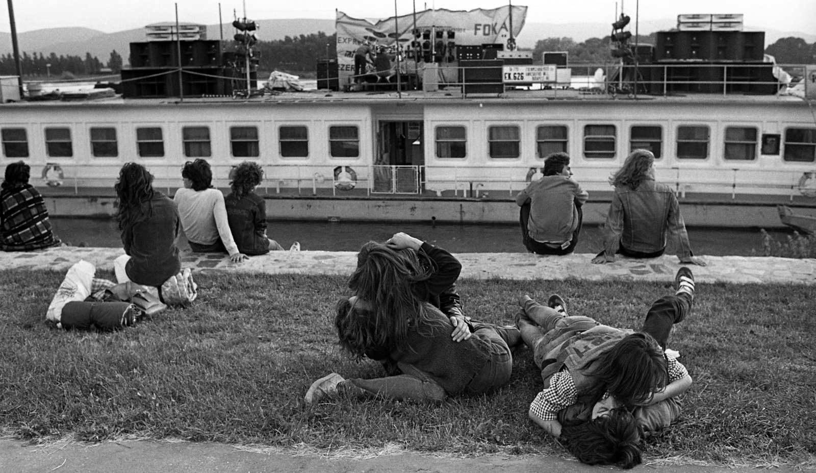 Hungary, Vác, József Attila sétány, Duna-part. A felvétel P. Mobil együttes vízi turnéja idején készült., 1985, Urbán Tamás, Fortepan #125720