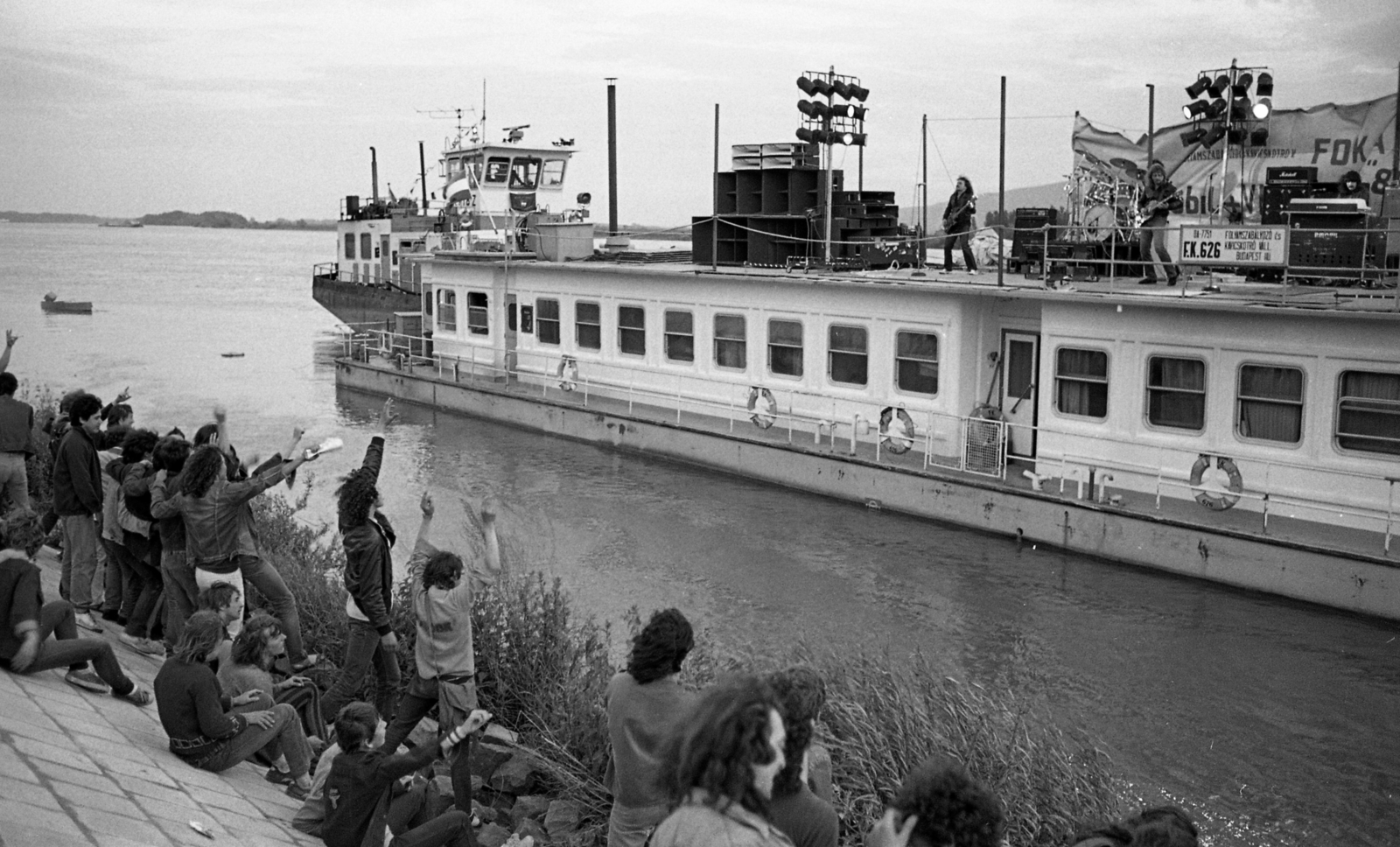 Hungary, Vác, a P. Mobil együttes vízi turnéja, koncert a Dunán. A felvétel a József Attila sétány előtti Duna-parton készült., 1985, Urbán Tamás, Fortepan #125722
