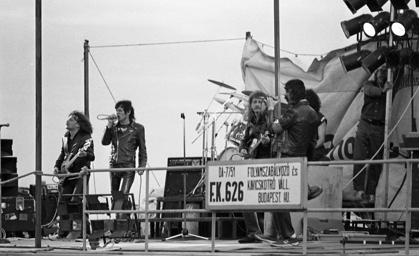 Hungary, Vác, a P. Mobil együttes vízi turnéja, koncert a Dunán. A felvétel a József Attila sétány előtti Duna-partról készült., 1985, Urbán Tamás, Fortepan #125723