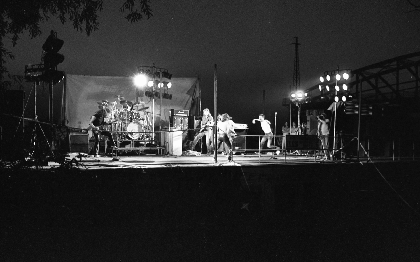 Hungary, Esztergom, a P. Mobil együttes vízi turnéja, koncert a Dunán. A felvétel a Nagy Duna sétánynál, a csonka Mária Valéria híd közelében készült., 1985, Urbán Tamás, Fortepan #125728