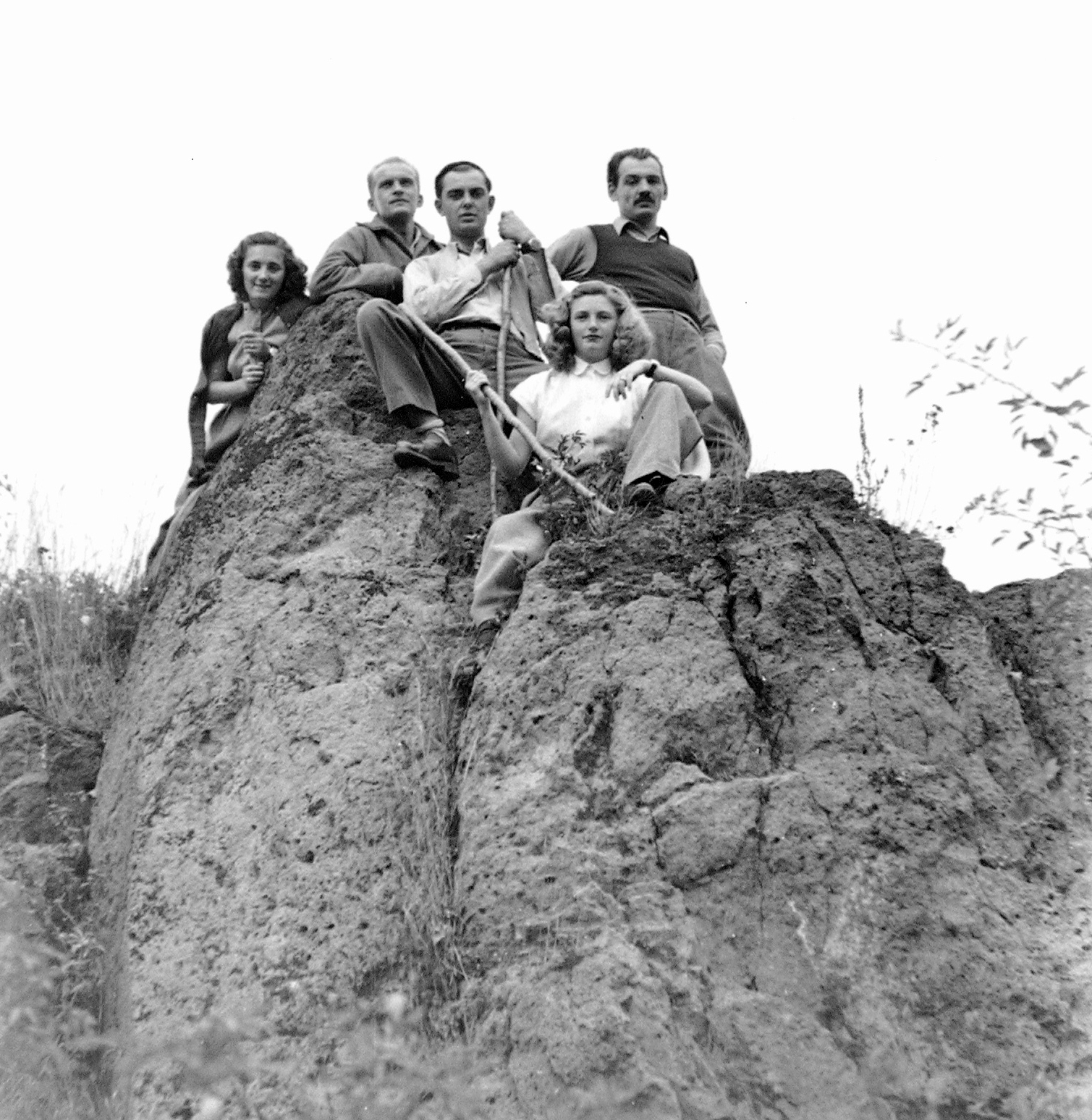 1955, Szent-tamási Mihály, sitting on a rock, Fortepan #12573