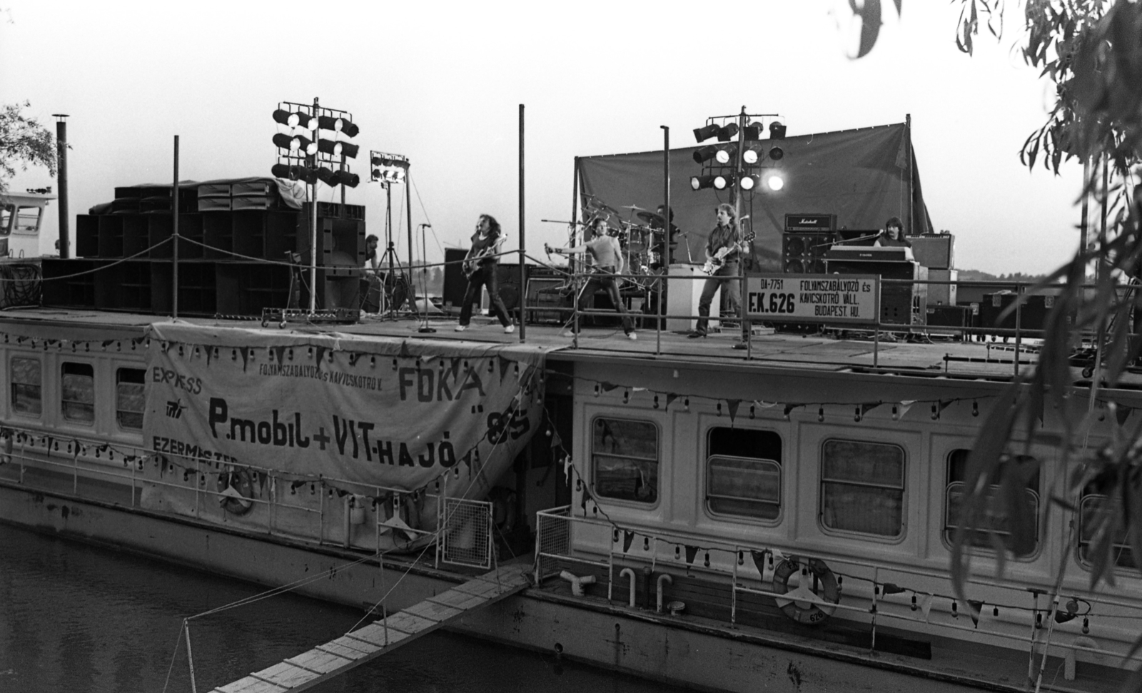 Hungary, Esztergom, a P. Mobil együttes vízi turnéja, koncert a Dunán. A felvétel a Nagy Duna sétánynál, a csonka Mária Valéria híd közelében készült., 1985, Urbán Tamás, Fortepan #125732