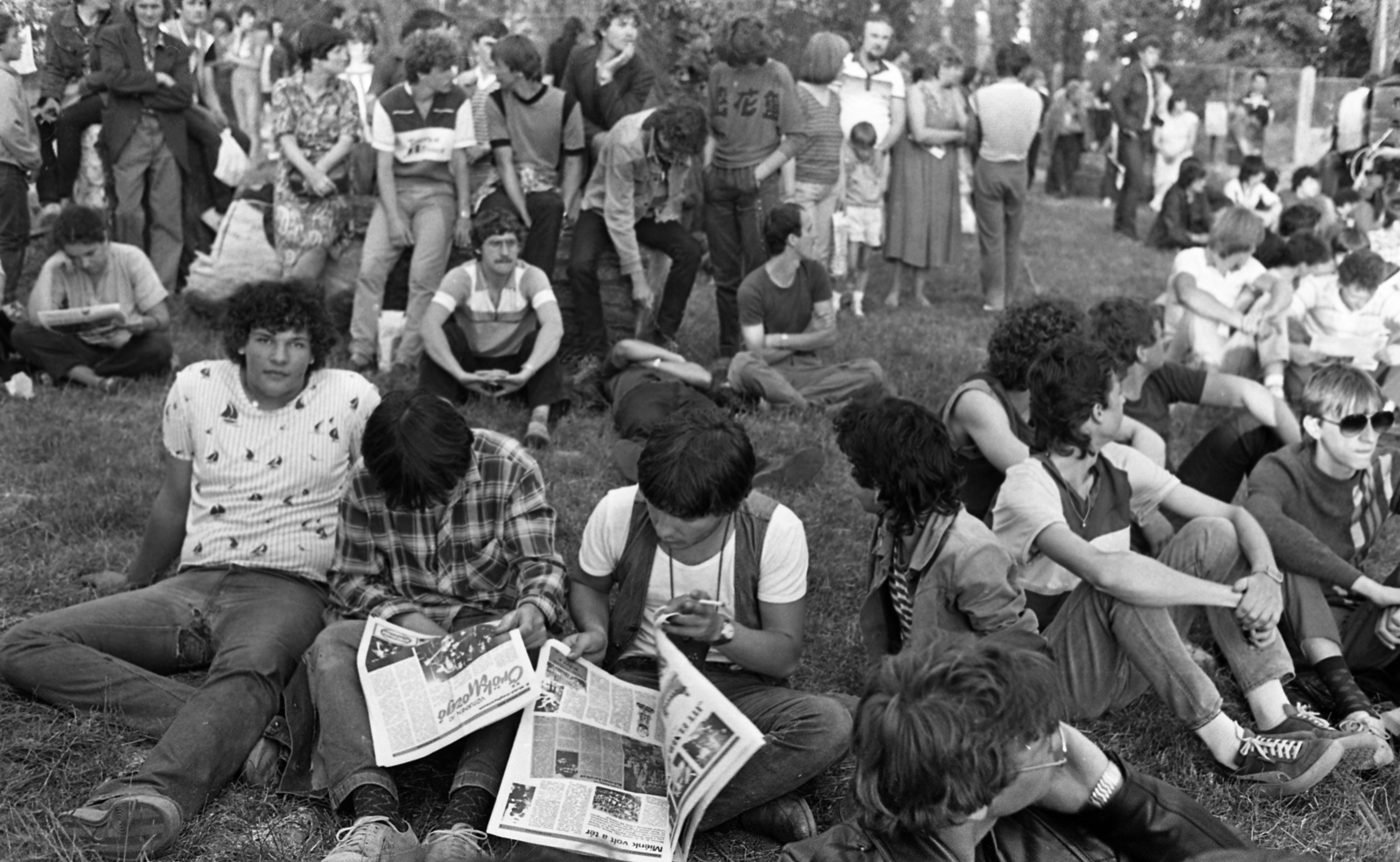 Hungary, Esztergom, Nagy Duna sétány a csonka Mária Valéria híd közelében. A felvétel a P. Mobil együttes vízi turnéján, a koncertre várakozókról készült., 1985, Urbán Tamás, reading, newspaper, audience, Fortepan #125736