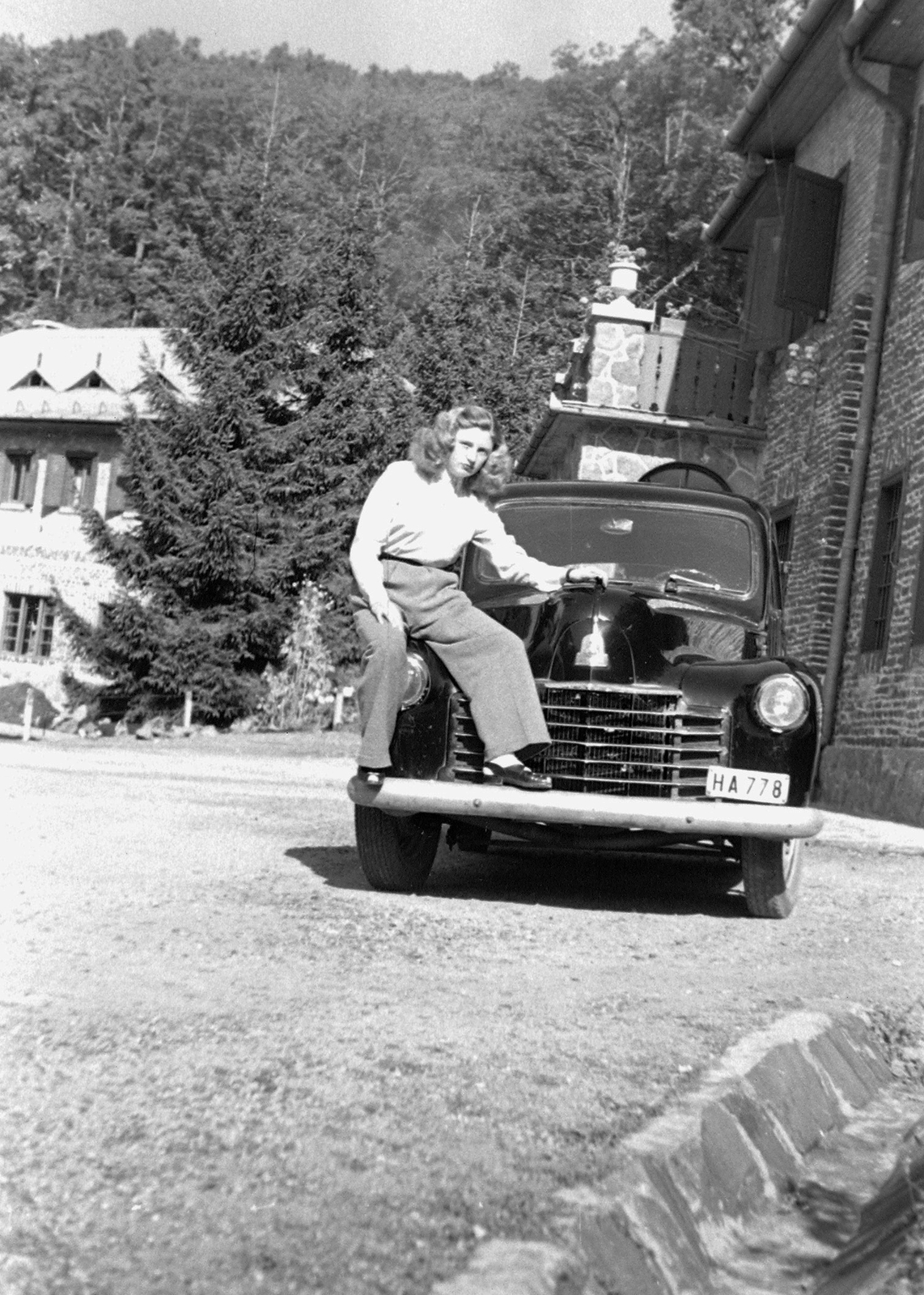 Hungary, Mátraháza, Honvéd tiszti üdülő., 1955, Szent-tamási Mihály, automobile, girls'n'cars, sitting on a car, Fortepan #12574