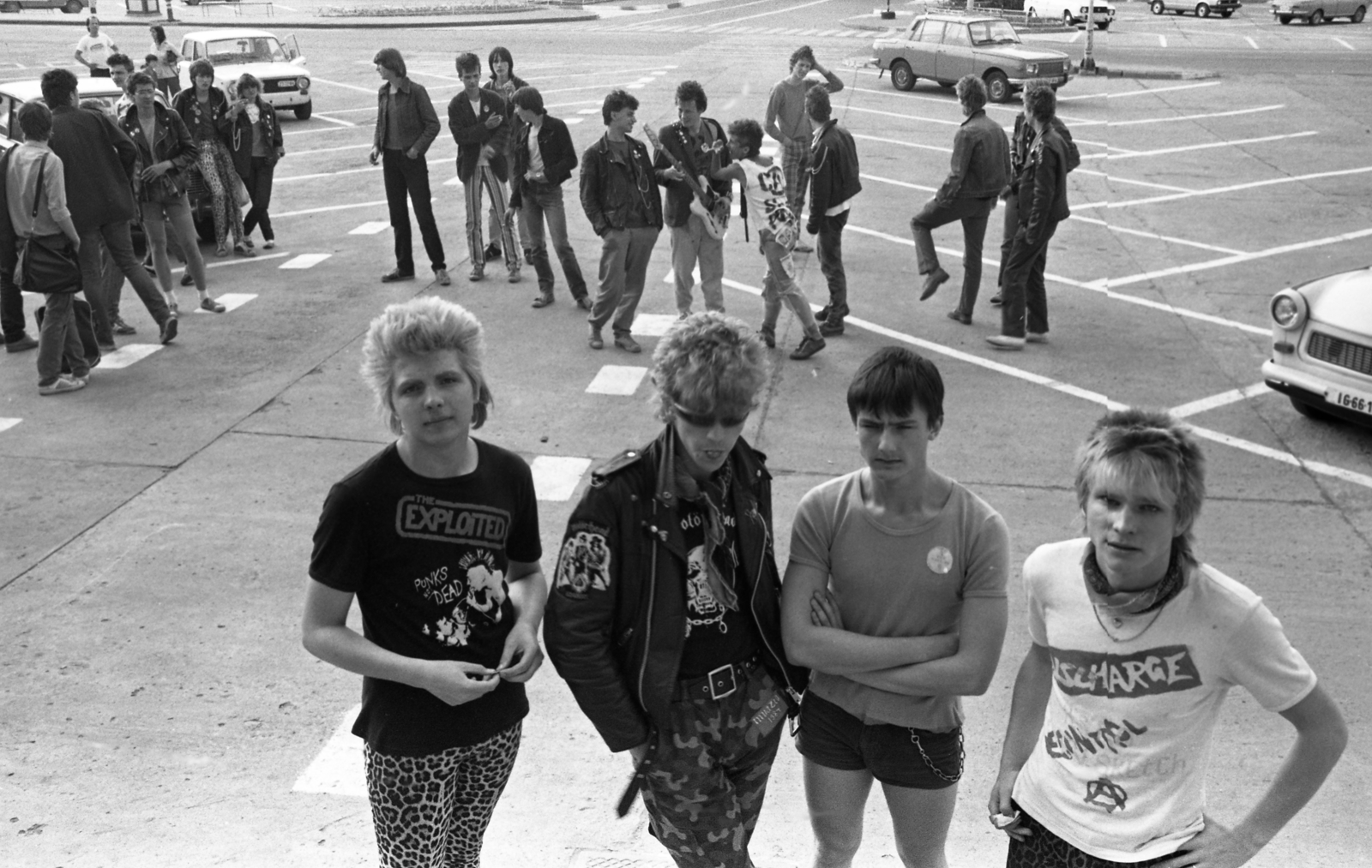 Hungary, Budapest XVI., Margit utca, az Invázió punkzenekar tagjai: Kiss Ferenc, Sal István, Németh Gábor, Magyar Péter az Ikarus Művelődési Ház előtti parkolóban., 1982, Urbán Tamás, Budapest, arms crossed over the chest, Fortepan #125745