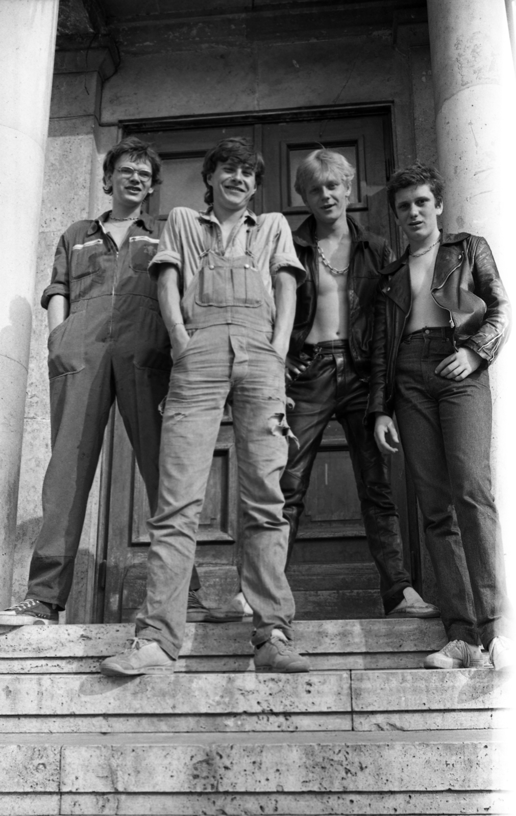Hungary, Budapest XVI., Margit utca, punkzenekar tagjai az Ikarus Művelődési Ház bejárata előtt., 1982, Urbán Tamás, Budapest, hands in pockets, navel, Fortepan #125750