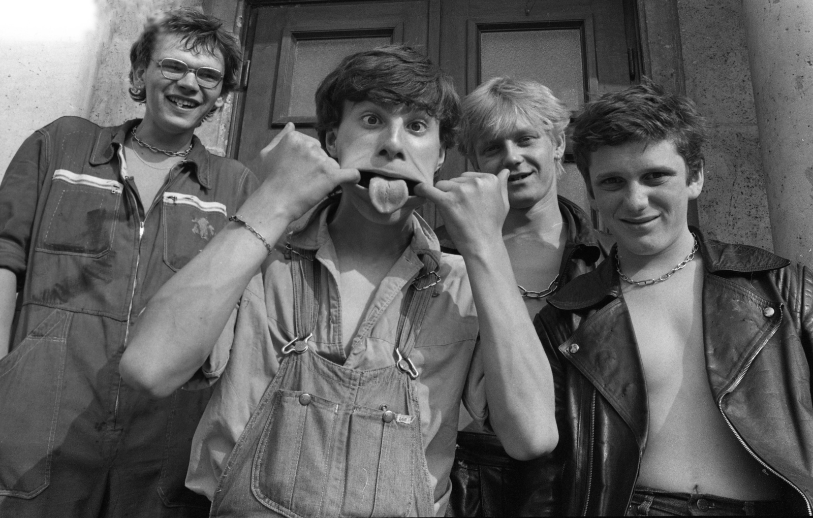 Hungary, Budapest XVI., Margit utca, punkzenekar tagjai az Ikarus Művelődési Ház bejárata előtt., 1982, Urbán Tamás, Budapest, navel, sticking tongue out, grimace, leather jacket, Fortepan #125751