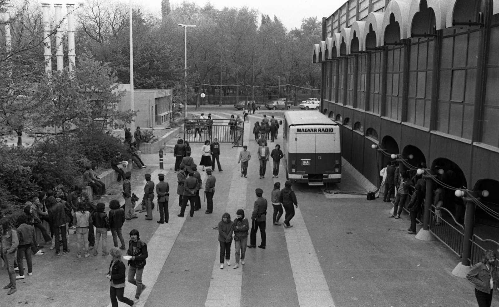 Magyarország, Városliget, Budapest XIV., Zichy Mihály út 14., a Magyar Rádió közvetitőkocsija a Petőfi Csarnok előtt., 1985, Urbán Tamás, közvetítőkocsi, Budapest, Magyar Rádió, Fortepan #125776