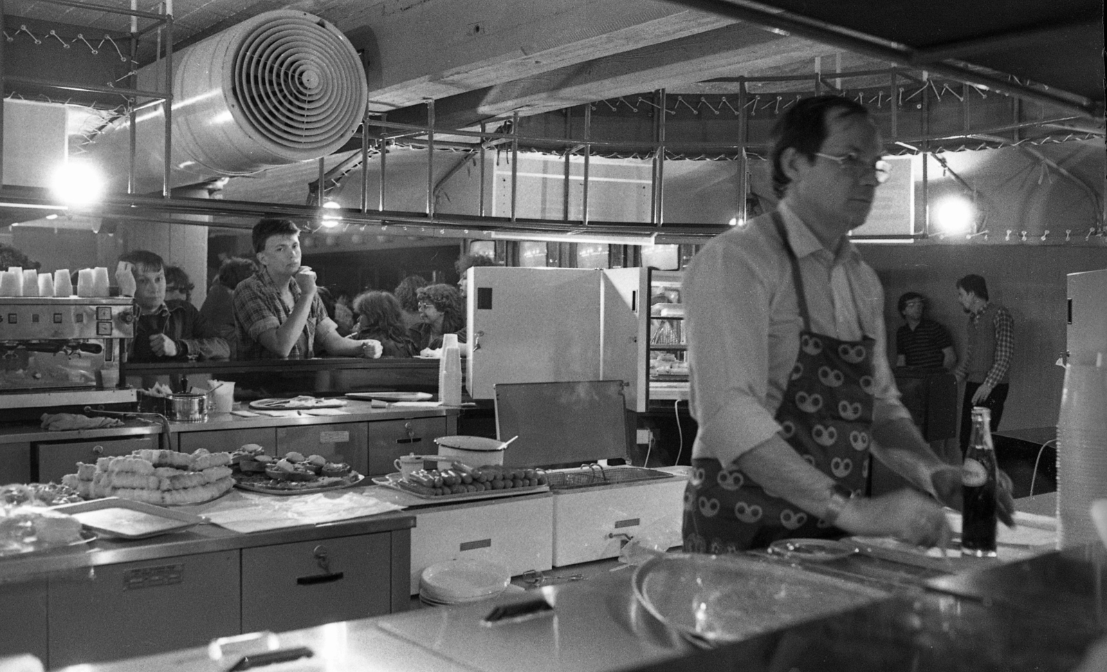 Magyarország, Városliget, Budapest XIV., Zichy Mihály út 14., Petőfi Csarnok, büfé., 1985, Urbán Tamás, Budapest, Fortepan #125780