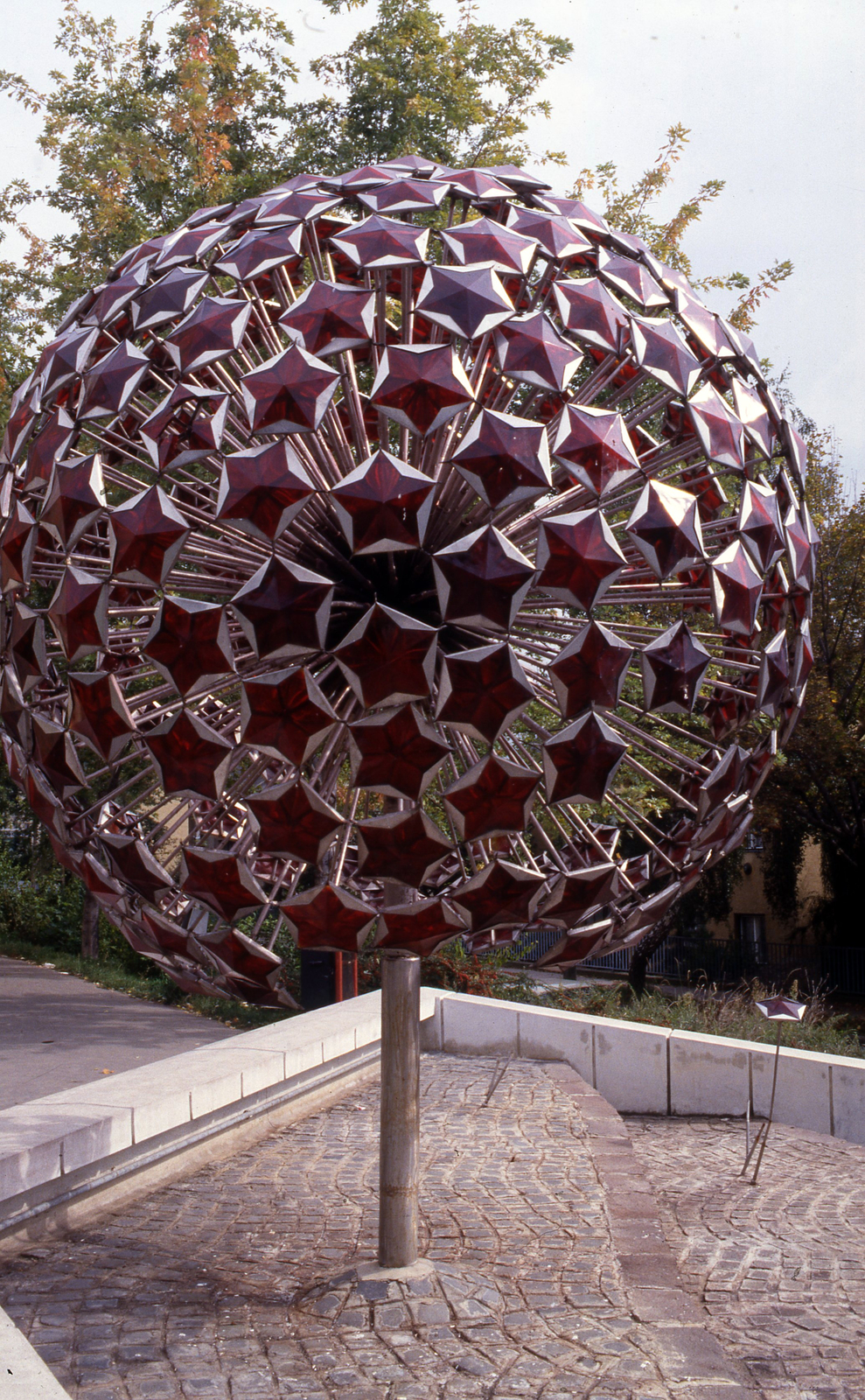 Hungary, Salgótarján, Kemerovó-lakótelep, Fáy András körút. Magyar-szovjet barátsági emlékmű-díszkút (Kiss István, 1985.)., 1989, Urbán Tamás, colorful, Fortepan #125790