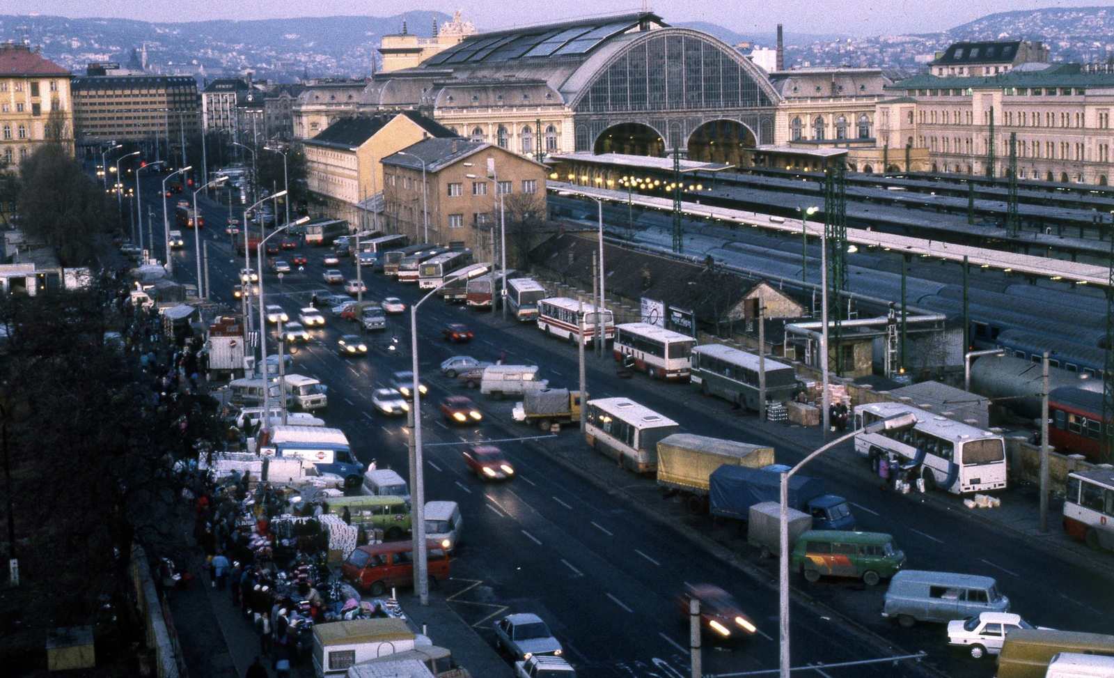 Hungary, Budapest VIII., Kerepesi út, KGST piac. Kilátás az Ügetőpálya tornyából a Keleti pályaudvar és a Baross tér felé., 1989, Urbán Tamás, transport, colorful, Budapest, Polish market, Fortepan #125791