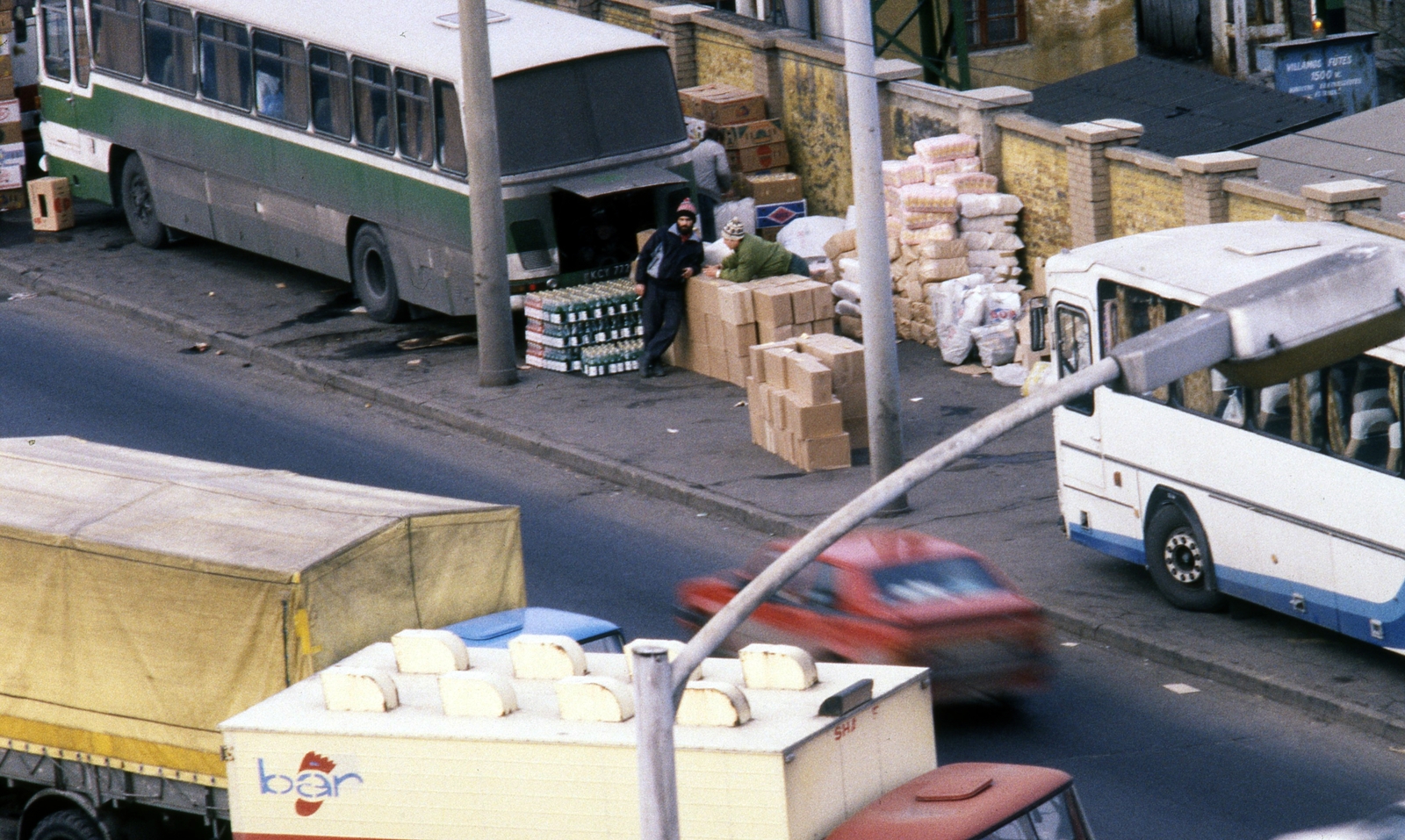 Hungary, Budapest VIII., Kerepesi út, KGST piac, háttérben a Keleti pályaudvar kerítése., 1989, Urbán Tamás, colorful, Alfa-Romeo brand, Budapest, Polish market, Fortepan #125793