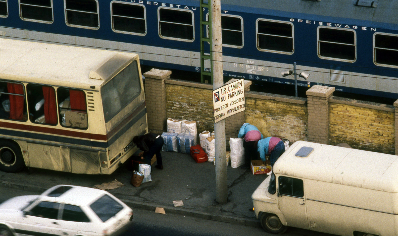 Hungary, Budapest VIII., Kerepesi út, KGST piac, háttérben a Keleti pályaudvar kerítése., 1989, Urbán Tamás, colorful, Budapest, Polish market, regime change, Fortepan #125801