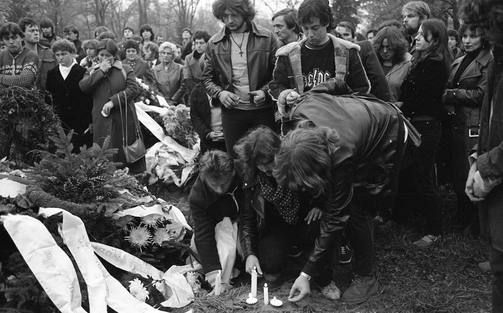 Hungary, Budapest IV., Megyeri úti temető. A felvétel Radics Béla rockzenész, gitáros temetésén készült., 1982, Urbán Tamás, funeral, Budapest, wreath, Fortepan #125814