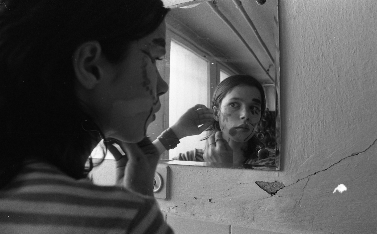 Hungary, a felvétel egy moziban tartott Beatrice koncert előtt készült., 1979, Urbán Tamás, reflection, mirror, face painting, Fortepan #125843