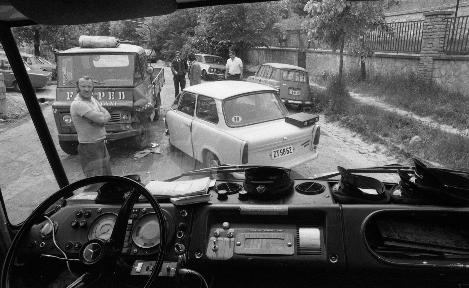 1980, Urbán Tamás, Trabant-márka, baleset, Renault-márka, Zuk-márka, karambol, Trabant 601, rendszám, Renault 4, Polski Fiat 125p, kormánykerék, Fősped, járműbelső, Fortepan #125862