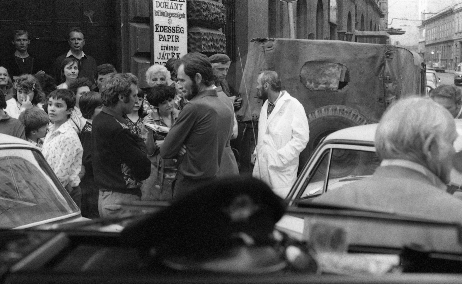 Hungary, Budapest VII., Dohány utca, Nagy Diófa utcai kereszteződés., 1980, Urbán Tamás, mass, accident, tobacco shop, gaping, Budapest, Fortepan #125865