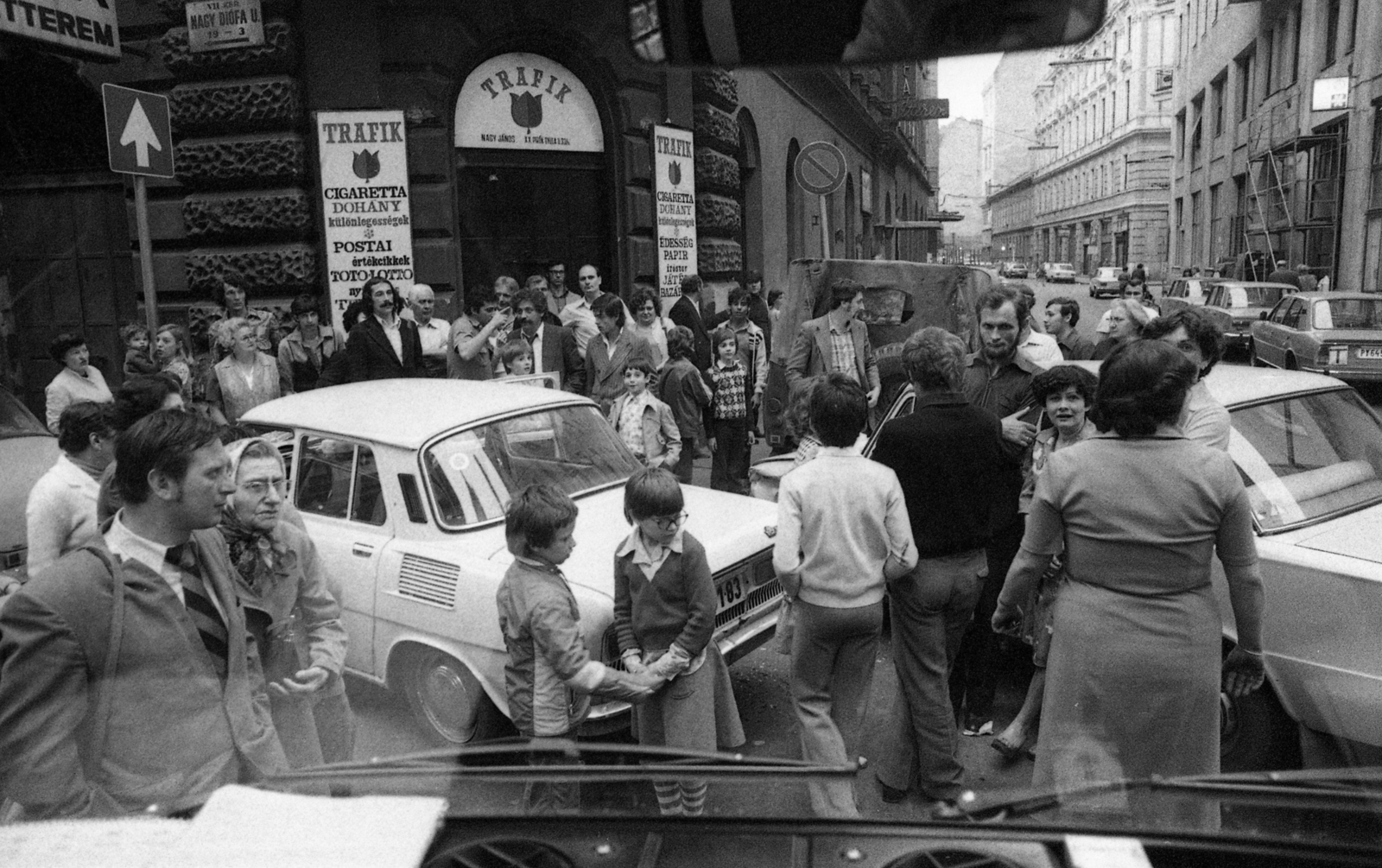 Hungary, Budapest VII., Dohány utca, Nagy Diófa utcai kereszteződés., 1980, Urbán Tamás, mass, accident, kids, tobacco shop, gaping, Budapest, Fortepan #125866