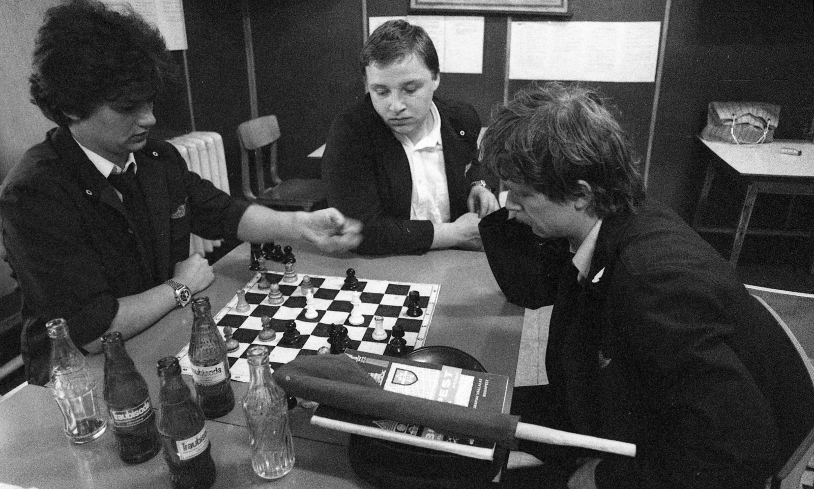 Hungary, Budapest V., Markó utca 22., az Országos Mentőszolgálat központja, társalgó., 1980, Urbán Tamás, flag, chess, Budapest, communal room, ambulance driver, ambulance nurse, Fortepan #125869