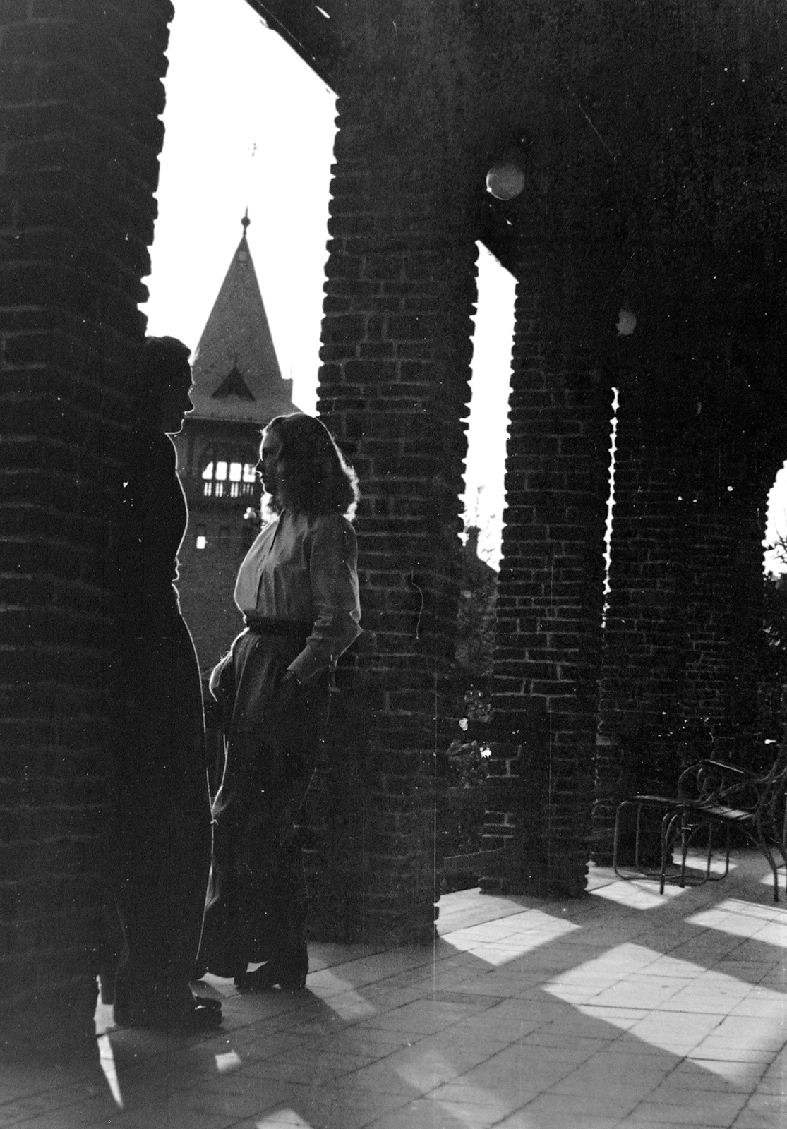 Hungary, Mátraháza, Honvéd tiszti üdülő., 1955, Szent-tamási Mihály, lady, shadow, hands in pockets, pants, pillar, gentleman, Fortepan #12587
