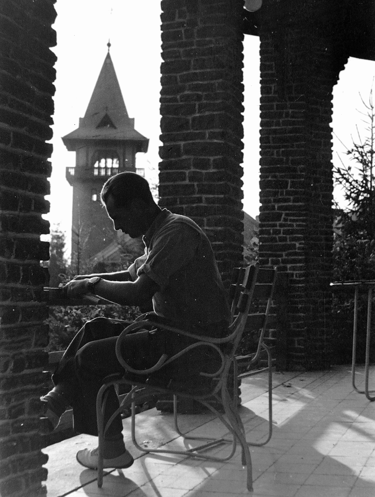 Hungary, Mátraháza, Honvéd tiszti üdülő, a kaszinó épület teraszán., 1955, Szent-tamási Mihály, table, man, wrist watch, pillar, chair, Fortepan #12588