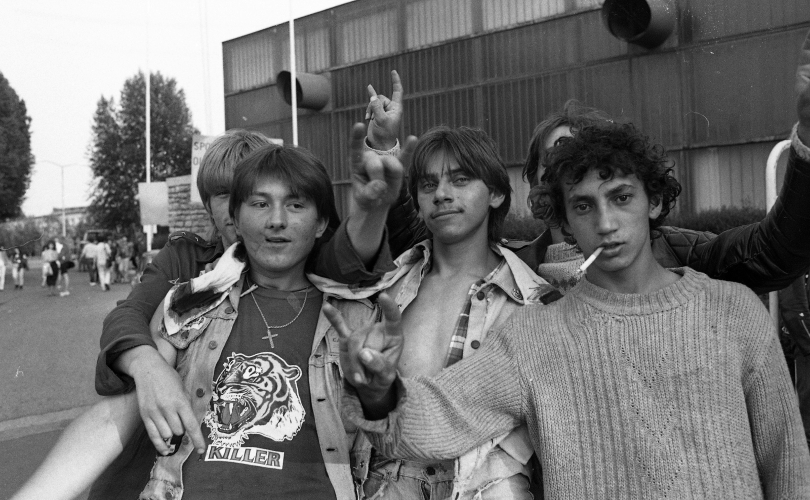 Hungary, Budapest XIV., a Pokolgép együttes koncertjére várakozók az Olimpiai Csarnok mellett. A felvétel 1988. június 4-én készült., 1988, Urbán Tamás, Budapest, Fortepan #125884