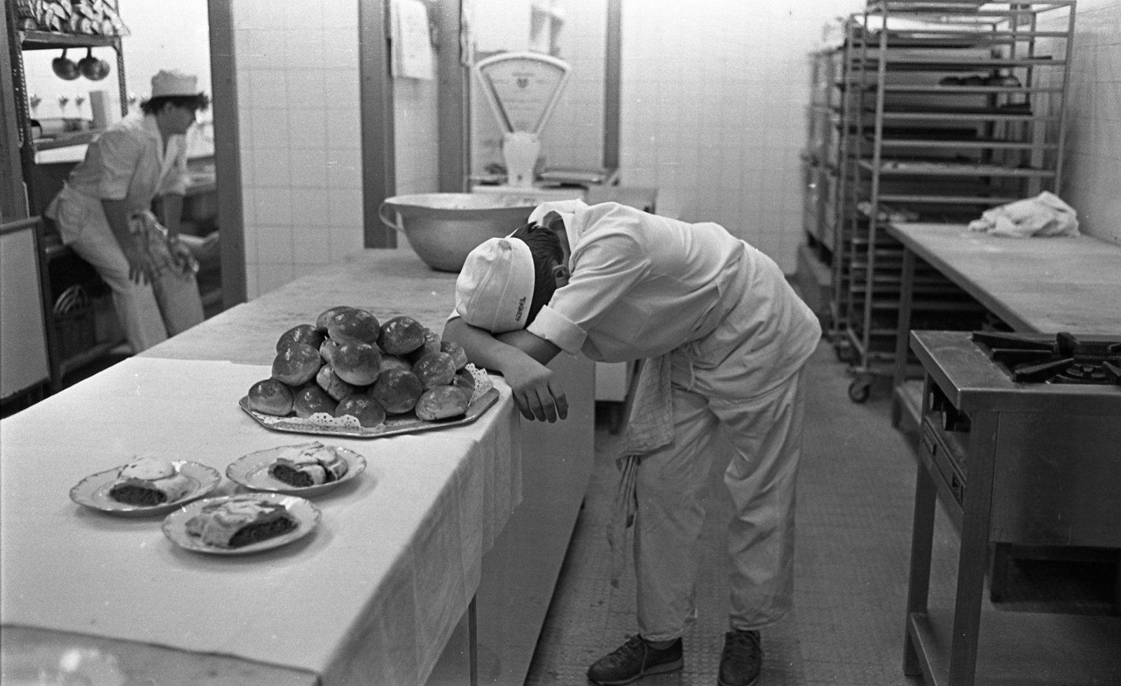 Magyarország, Városliget, Budapest XIV., Gundel Étterem, vendéglátóipari szakmunkástanulók., 1985, Urbán Tamás, rétes, Budapest, mérleg, alvás, konyha, szakács, Fortepan #125901