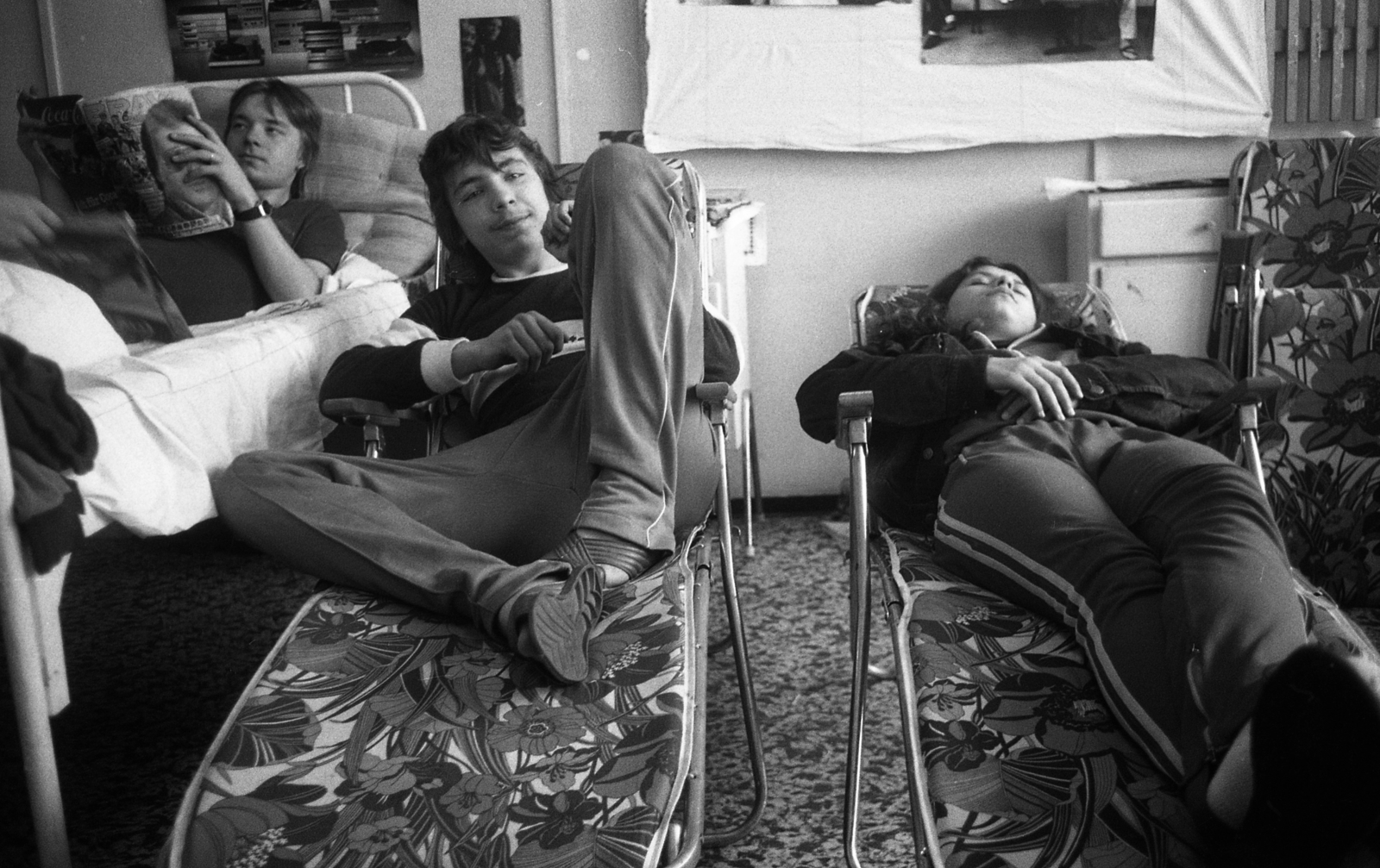 Hungary, Budapest XIII., Róbert Károly körút 82-84., Róbert Károly Körúti Kórház, Narkológia és Alkoholelvonó Osztály, a rehabilitációs munkacsoport faháza, kórterem., 1983, Urbán Tamás, medical institution, camping furniture, iron bed, Budapest, therapy, Fortepan #125925