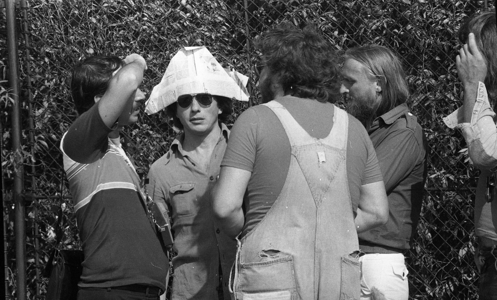 Hungary, Budapest III., Hajógyári-sziget, Szuperkoncert 1981. augusztus 22-én. Sztevanovity Zorán papírcsákóval, tőle jobbra Presser Gábor és Benkő László. Ekkor készült az Egy nap rock, Sántha László és Árvay Jolán koncert-dokumentumfilmje., 1981, Urbán Tamás, shades, Budapest, long-haired, paper hat, Fortepan #125948