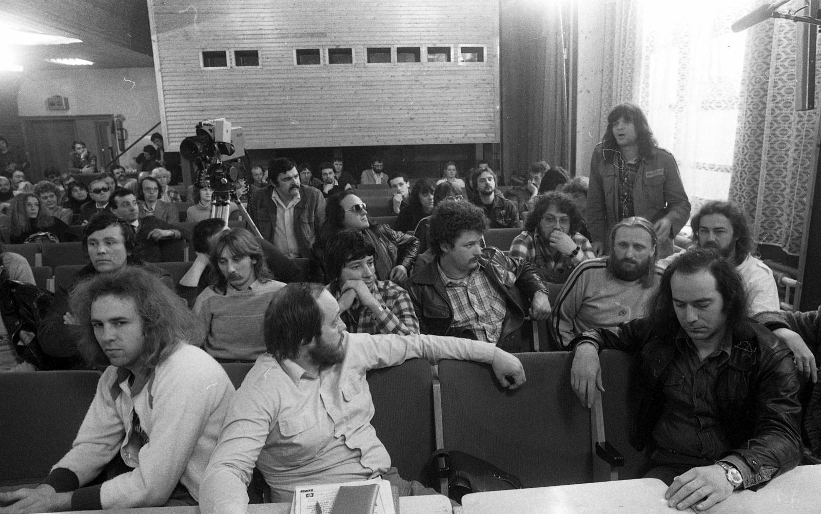 Hungary, Tata, Fáklya utca 4., Mező Imre Vezetőképző KISZ-iskola (KISZ-tábor), beatzenészek központi szervezésű találkozója állami vezetőkkel. A második sorban Németh Gábor, Bródy János, Tarján Pál, Benkő László, Molnár György, mögöttük Frenreisz Károly, Presser Gábor, Földes László (Hobó), az első sorban jobbra Szigeti Ferenc., 1981, Urbán Tamás, long-haired, Fortepan #125952