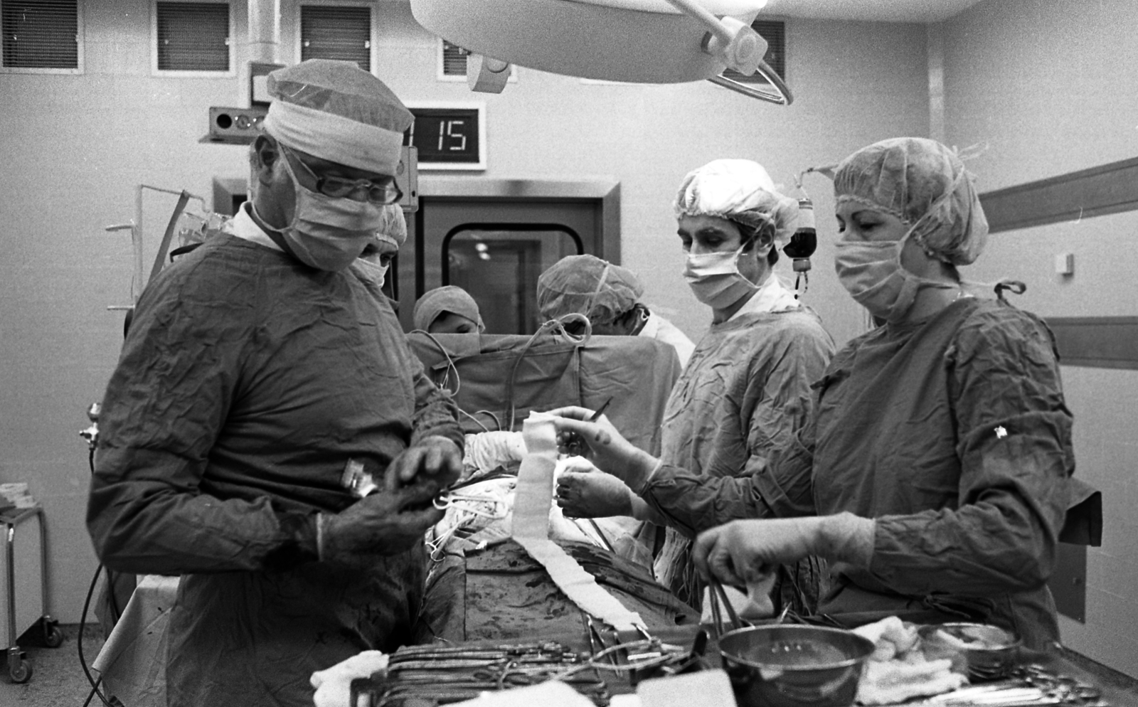 Magyarország, Budapest VIII., Fiumei (Mező Imre) út, Baleseti Intézet, sürgősségi műtő., 1986, Urbán Tamás, óra, orvos, műtét, Budapest, sebész, orvosi műszer, műtő, Fortepan #125971