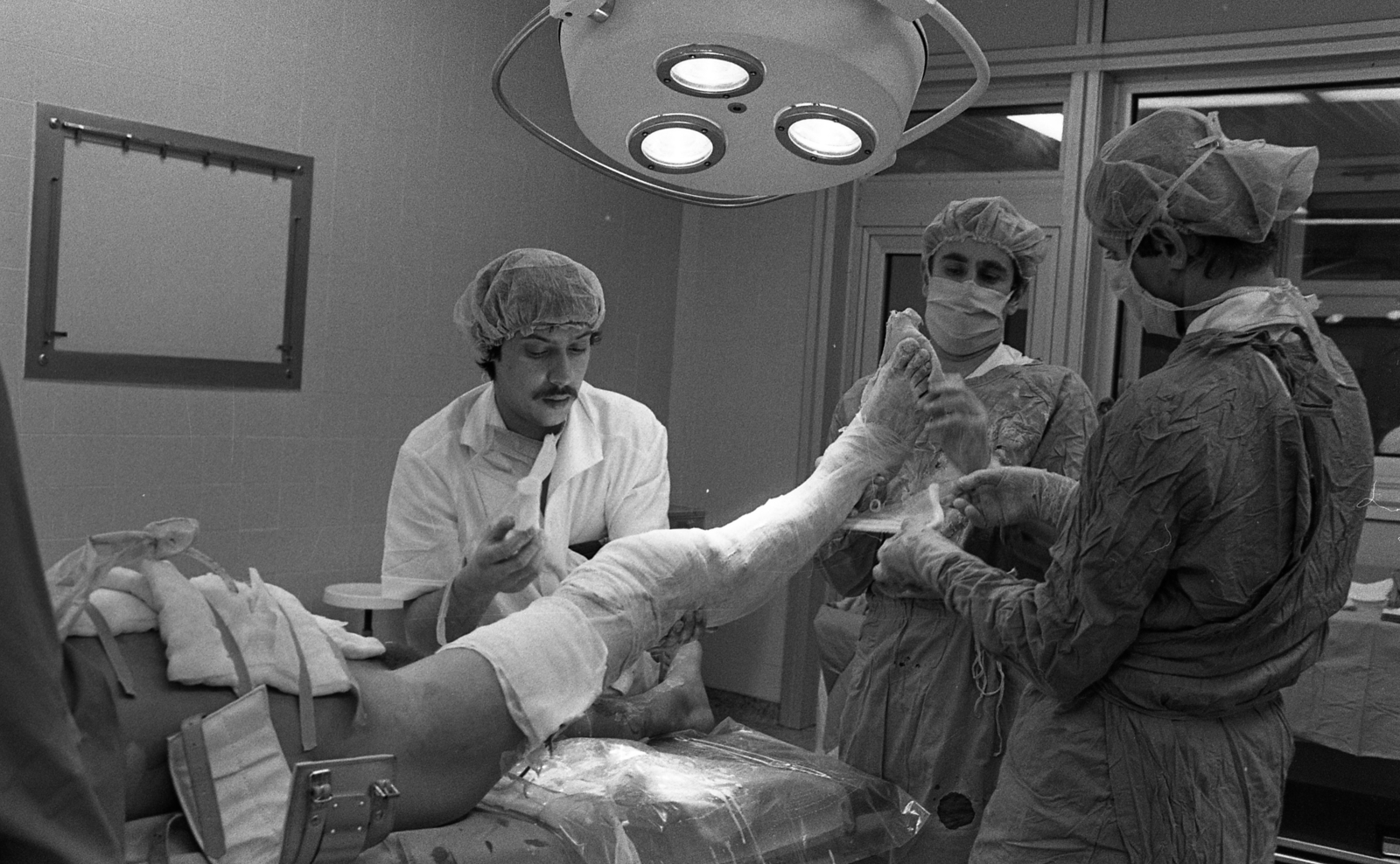 Hungary, Budapest VIII., Fiumei (Mező Imre) út, Baleseti Intézet, sürgősségi műtő., 1986, Urbán Tamás, doctor, Budapest, operating room, Fortepan #125974