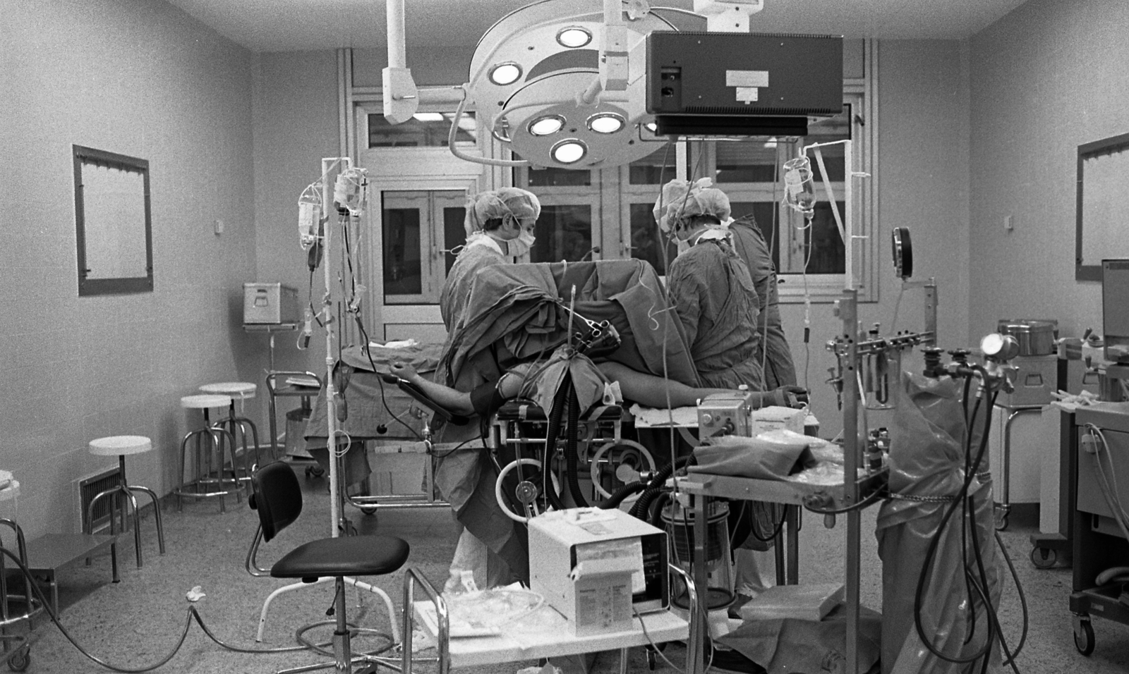 Hungary, Budapest VIII., Fiumei (Mező Imre) út, Baleseti Intézet, sürgősségi műtő., 1986, Urbán Tamás, doctor, surgery, Budapest, surgeon, operating room, Fortepan #125975