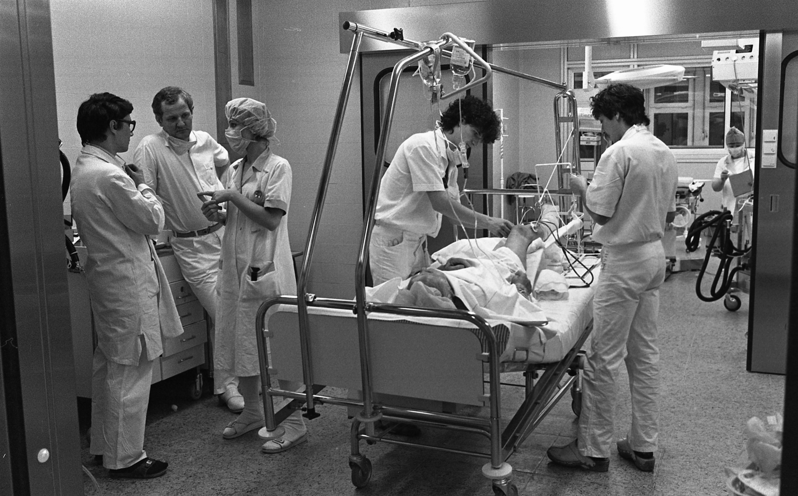 Hungary, Budapest VIII., Fiumei (Mező Imre) út, Baleseti Intézet, sürgősségi műtő., 1986, Urbán Tamás, doctor, Budapest, operating room, Fortepan #125977