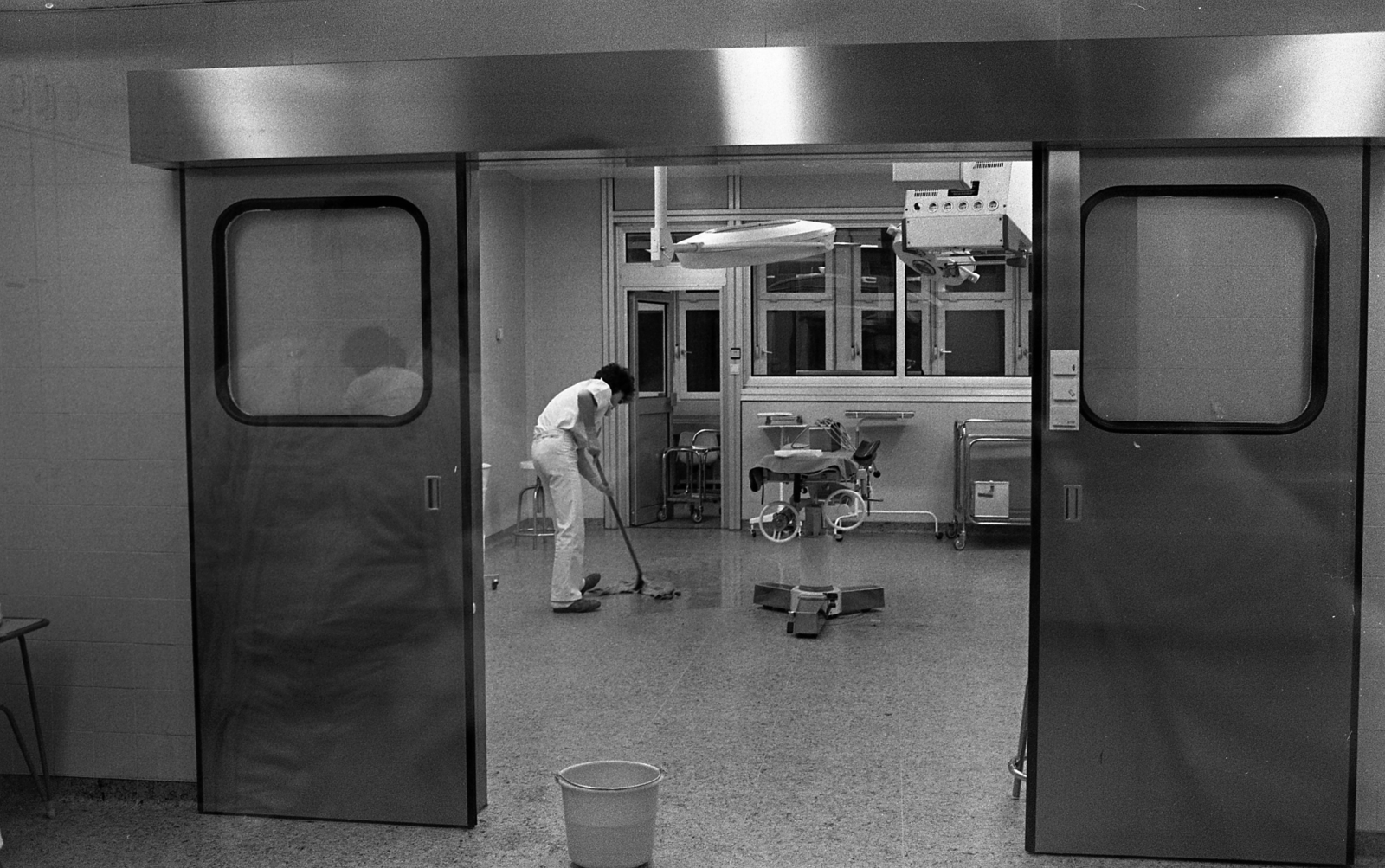 Hungary, Budapest VIII., Fiumei (Mező Imre) út, Baleseti Intézet, sürgősségi műtő., 1986, Urbán Tamás, cleaning, Budapest, operating room, Fortepan #125979