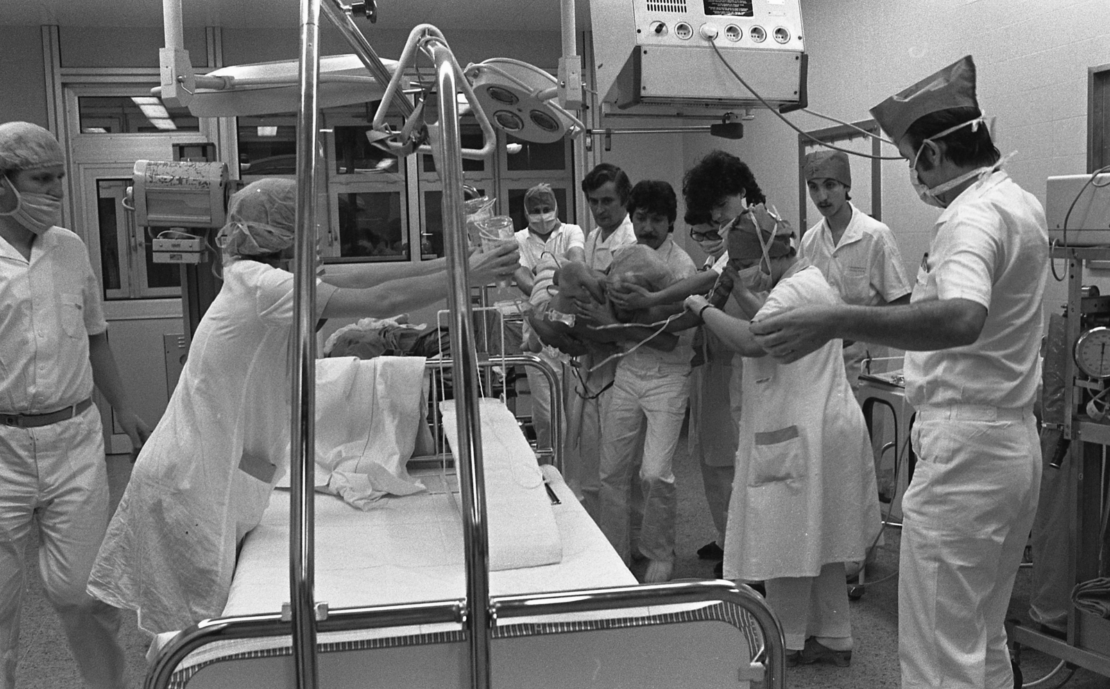 Hungary, Budapest VIII., Fiumei (Mező Imre) út, Baleseti Intézet, sürgősségi műtő., 1986, Urbán Tamás, Budapest, operating room, Fortepan #125980