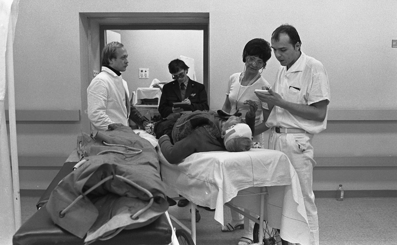 Hungary, Budapest VIII., Fiumei (Mező Imre) út, Baleseti Intézet, a sürgősségi műtők előtti folyosó., 1986, Urbán Tamás, Budapest, ambulance doctor, vacuum mattress, ambulance nurse, Fortepan #125986