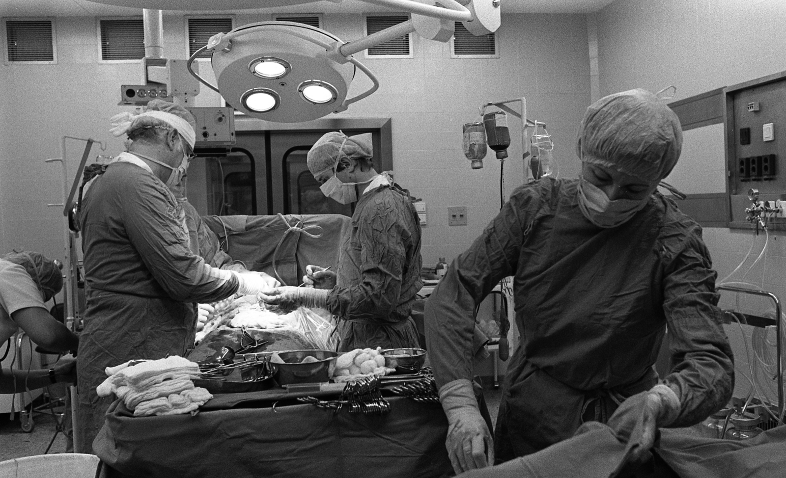 Hungary, Budapest VIII., Fiumei (Mező Imre) út, Baleseti Intézet, sürgősségi műtő., 1986, Urbán Tamás, surgery, Budapest, operating room, Fortepan #125998