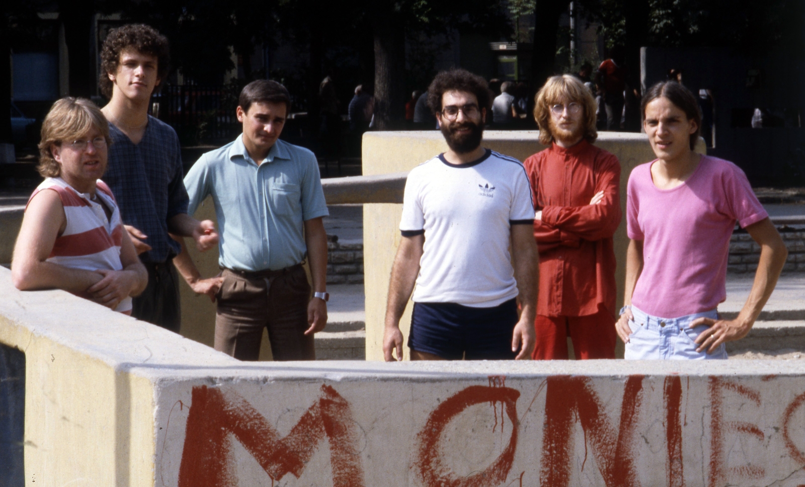 Magyarország, Budapest VII., Klauzál tér, a Satöbbi együttes tagjai., 1984, Urbán Tamás, színes, Budapest, csípőre tett kéz, Fortepan #126008