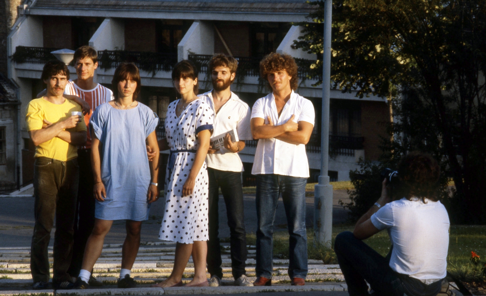 Hungary, Budapest I., park a Déli nagy rondella alatt, háttérben a Váralja utca 49. számú ház. A Tengx Lengx együttes: Géczi Erika, Horváth Veronika, Horváth Gyula, Huszti Miklós, Simon Miklós, Németh Viktor., 1984, Urbán Tamás, colorful, Budapest, Fortepan #126009