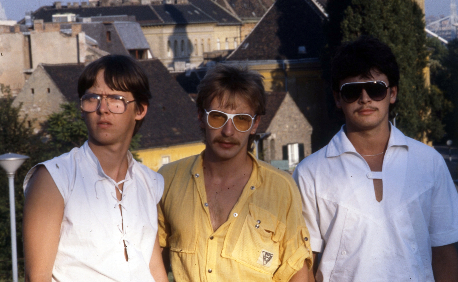 Hungary, Budapest I., park a Déli nagy rondella alatt, háttérben az Alexandriai Szent Katalin-templom és a Döbrentei utca házai., 1984, Urbán Tamás, colorful, shades, Budapest, Fortepan #126010