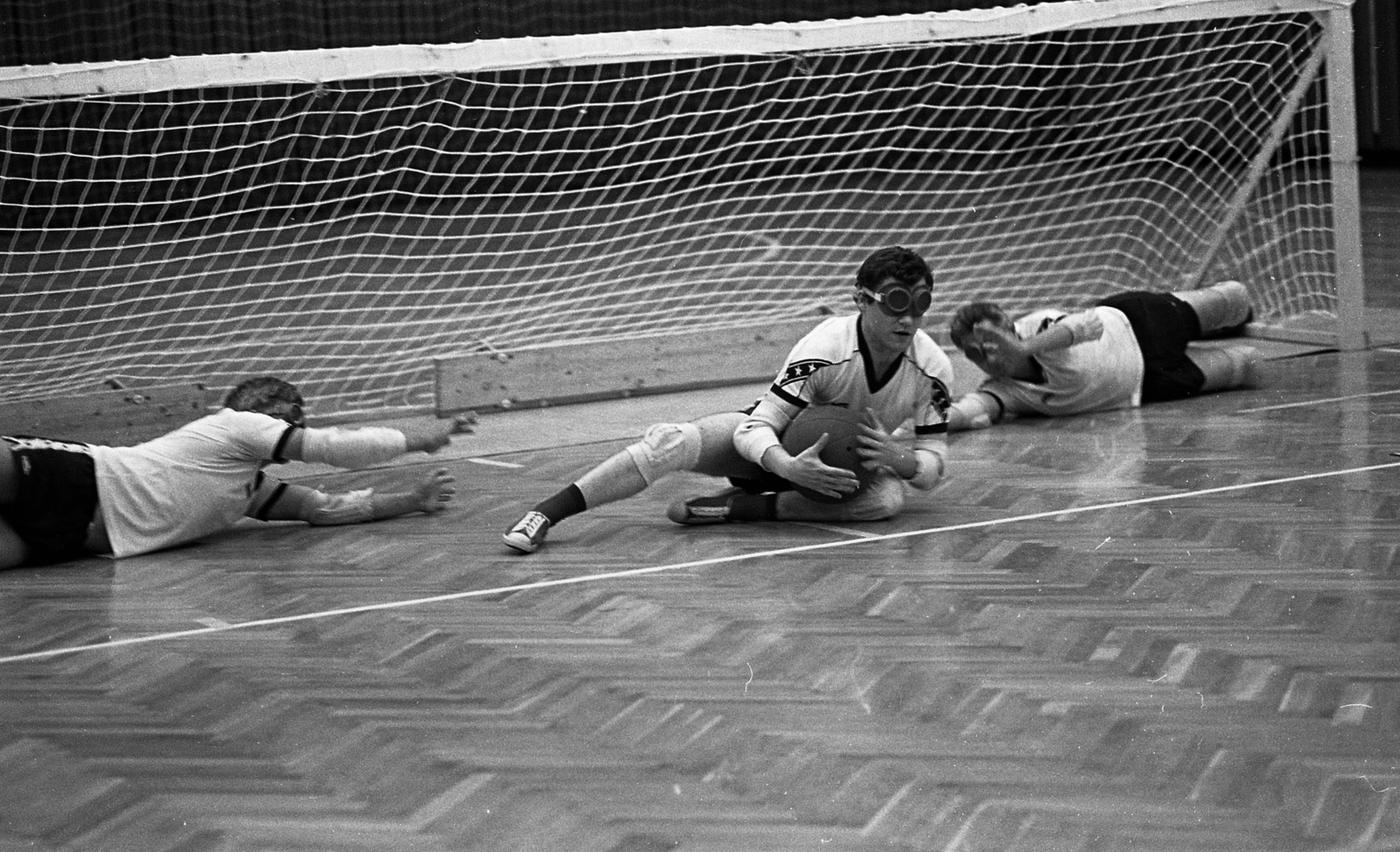 Hungary, Budapest XIII., Fáy utcai Vasas kézilabdacsarnok, csörgőlabda mérkőzés., 1983, Urbán Tamás, Budapest, blind person, goalball, rattling ball, Fortepan #126013