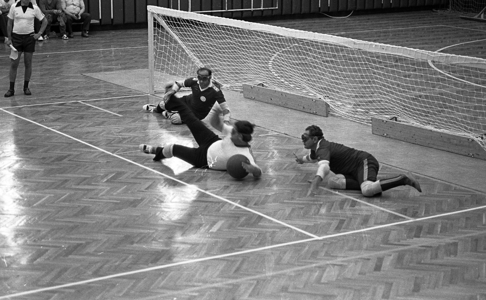 Hungary, Budapest XIII., Fáy utcai Vasas kézilabdacsarnok, csörgőlabda mérkőzés., 1983, Urbán Tamás, Budapest, blind person, goalball, rattling ball, Fortepan #126014
